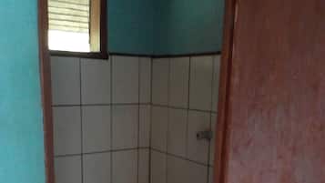 Dormitori compartit bàsic, dormitori mixt, vistes a l'oceà | Bany | Dutxa, tovalloles, sabó i xampú