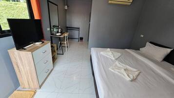 Balcony River View | Blackout curtains, free WiFi