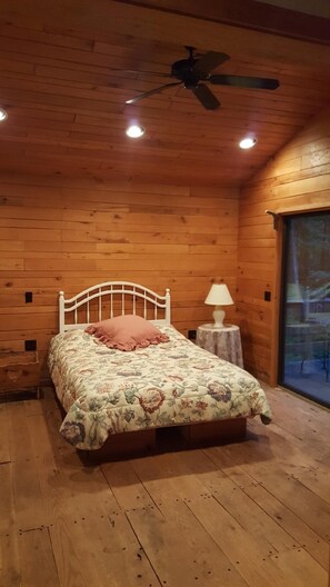 Room - Rustic Mountain Cabin Getaway (Cullowhee)