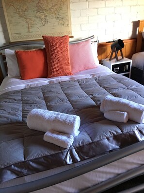 客房, 多張床 | 熨斗/熨衣板、免費無線上網