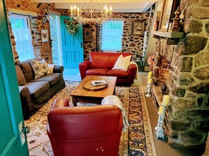 Una chimenea, libros