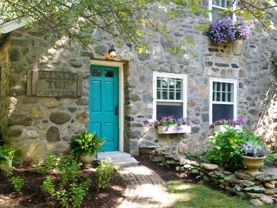A Country Country Getaway ~ 1930s Stone Cottage en Connecticut!
