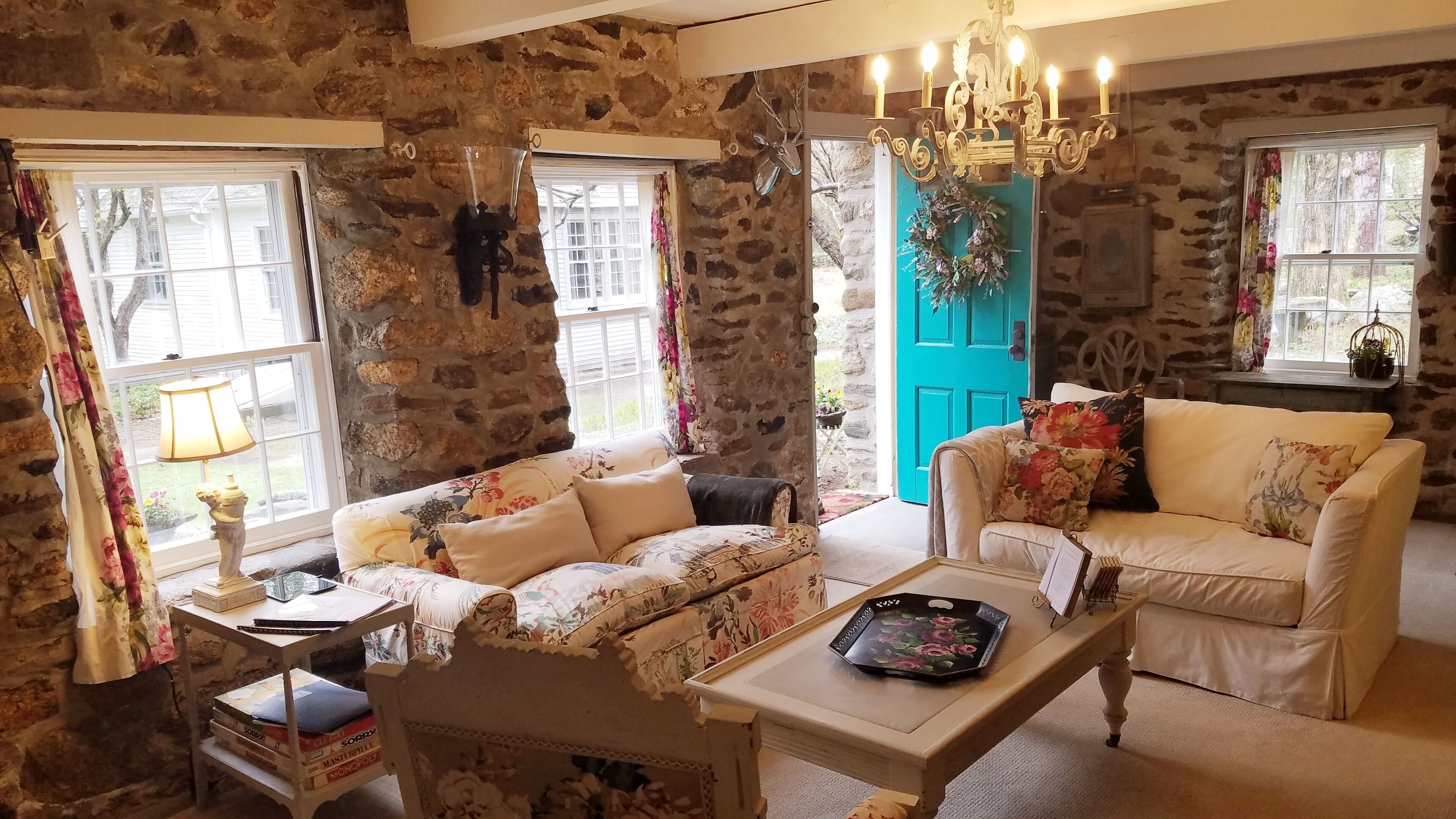 Télévision, cheminée, livres