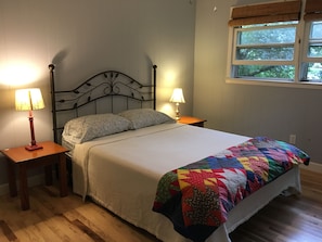 3 slaapkamers, een strijkplank/strijkijzer, gratis wifi, beddengoed