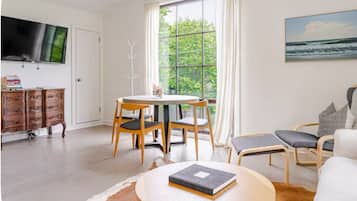 Smart TV, table tennis