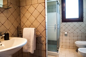 A bathroom with a white sink, a glass shower enclosure, and a toilet. - farmhouse I 5 SENSI (Ve) (modica)
