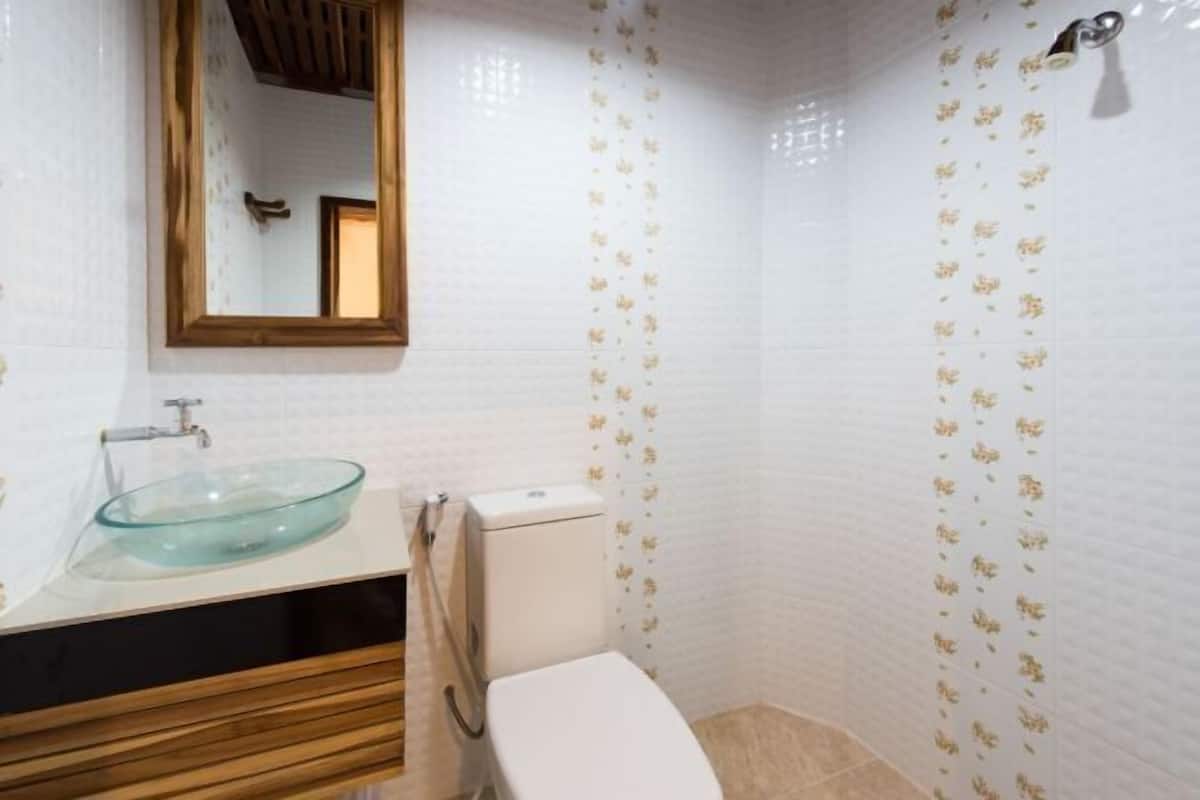 Shower, free toiletries, towels, soap