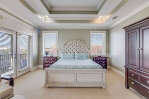 6 bedrooms, desk, iron/ironing board, free WiFi