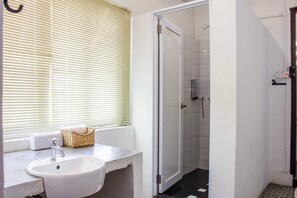 Family Suite | Bathroom | Shower, free toiletries, hair dryer (on request), slippers - Homeaway Townhouse 1934 (George Town)