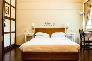 In-room safe, desk, iron/ironing board, WiFi (free) - Homeaway Townhouse 1934 (George Town)