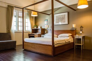 Family Suite | In-room safe, desk, iron/ironing board, free WiFi - Homeaway Townhouse 1934 (George Town)