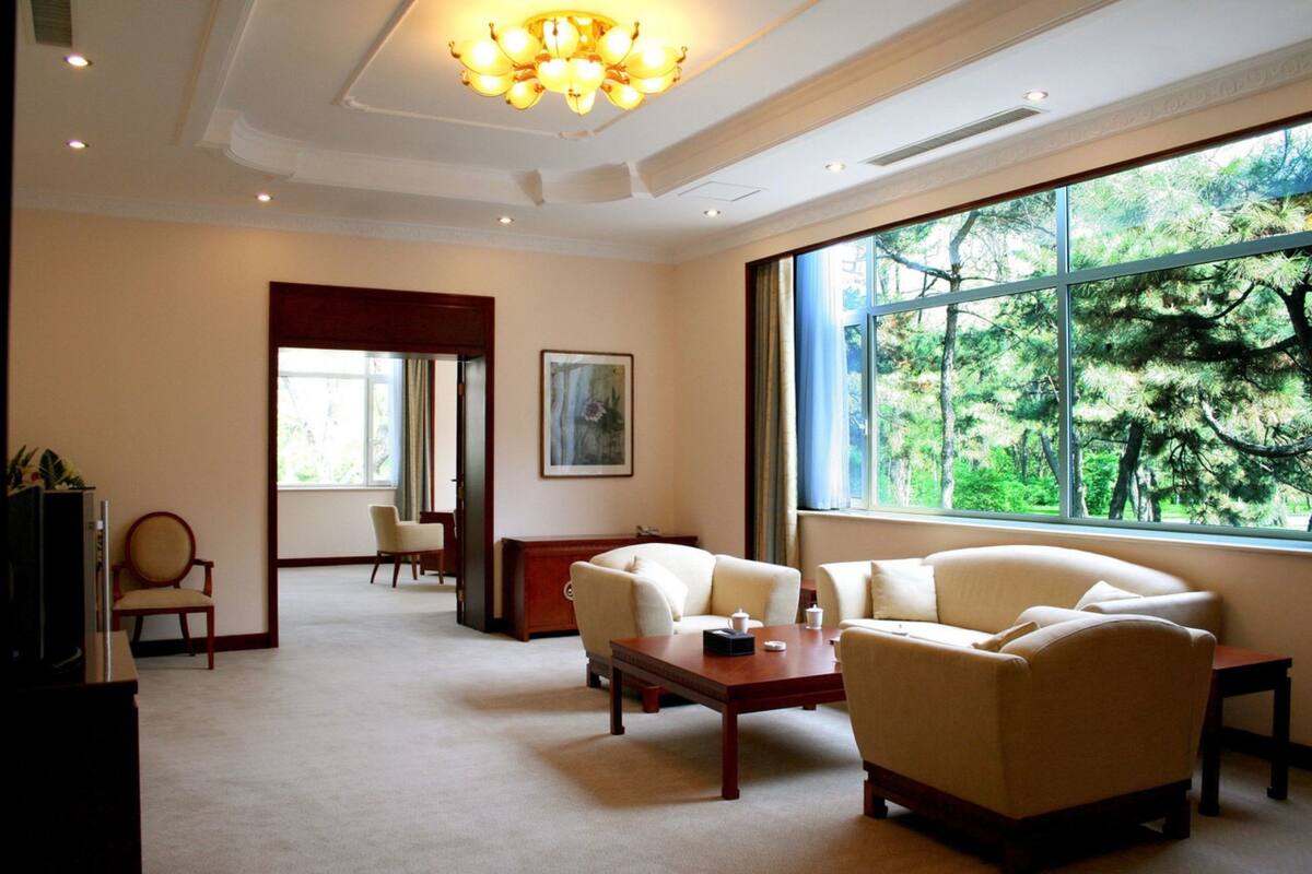 Deluxe Suite | In-room safe, desk, blackout drapes, iron/ironing board (on request)