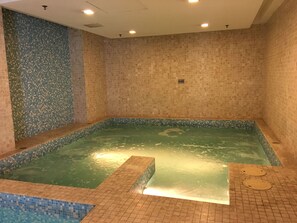 Indoor spa tub - WTE KLCC Suites (Kuala Lumpur)