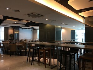 供應早餐及午餐；本地菜