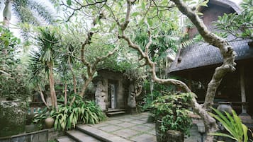 Cottage | Garden view