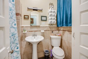 シャワー付き浴槽、ヘアドライヤー、タオル、石鹸