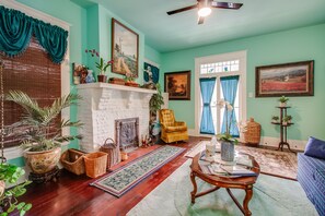 スマートテレビ、暖炉、テレビゲーム、DVD プレーヤー