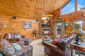 Smart TV, caminetto, videogiochi, lettore DVD