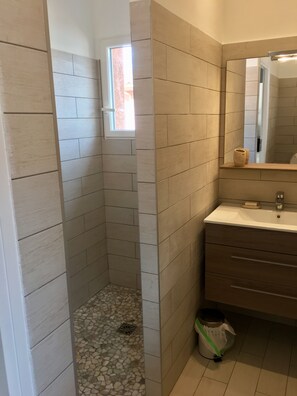 Dusche, Haartrockner, Handtücher