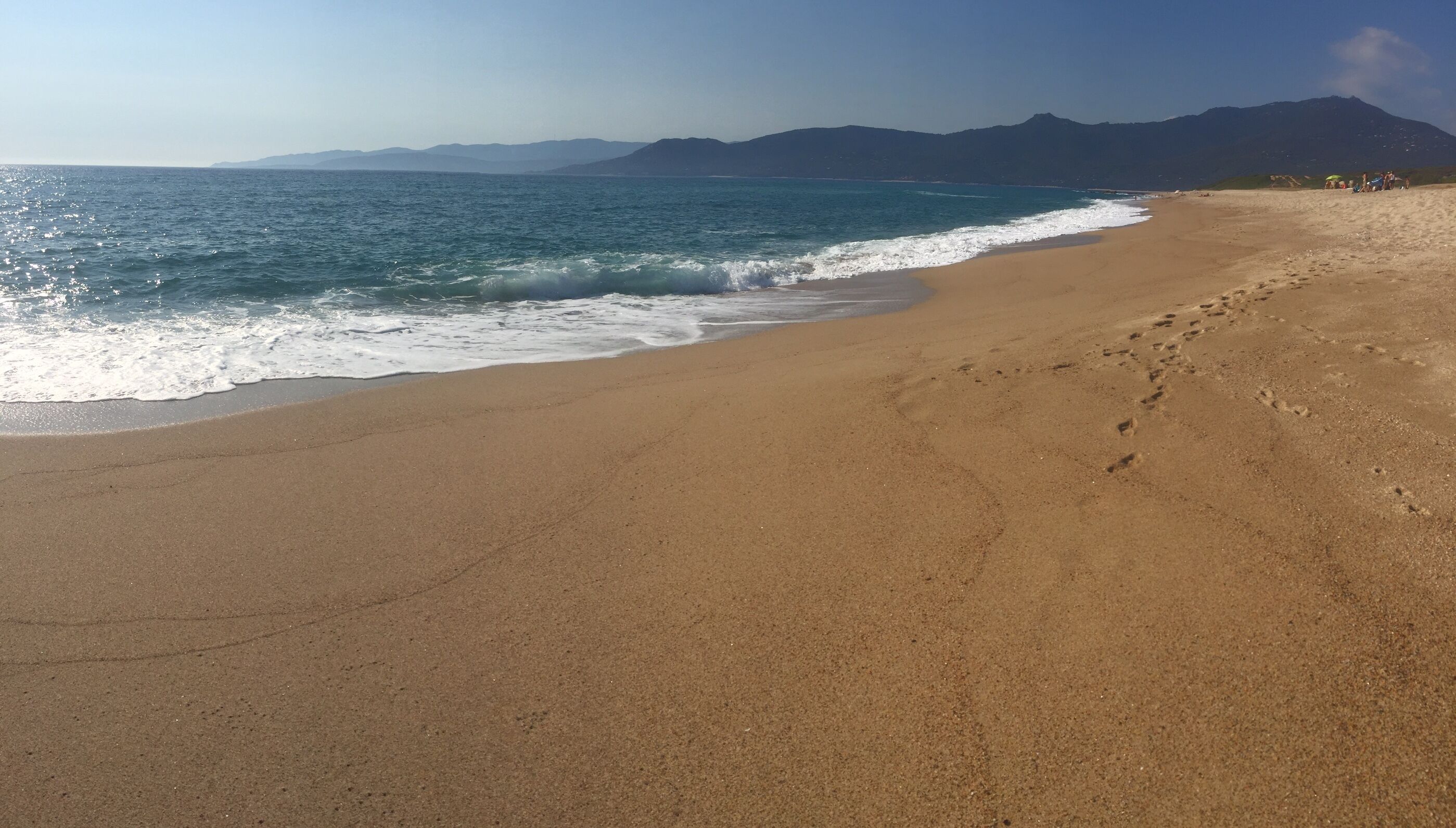 Una spiaggia nelle vicinanze, lettini da mare