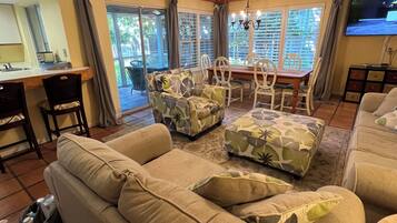 Smart-tv, een dvd-speler, boeken en een filmbibliotheek