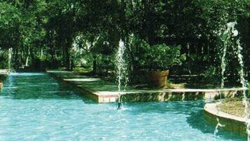 Een buitenzwembad en een verwarmd zwembad