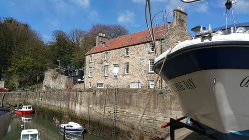 Charming Apartment with Stunning Sea Views with links to Dundee and Edinburgh