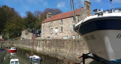 Charming Apartment with Stunning Sea Views with links to Dundee and Edinburgh