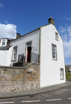 Exterior - Charming Apartment with Stunning Sea Views with links to Dundee and Edinburgh (Kirkcaldy)