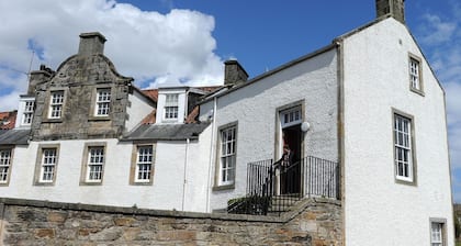 Charming Apartment with Stunning Sea Views with links to Dundee and Edinburgh