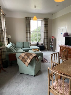 Smart TV, DVD player, books, video library - Charming Apartment with Stunning Sea Views with links to Dundee and Edinburgh (Kirkcaldy)