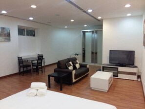Apartment (Studio) | Desk, iron/ironing board, free WiFi