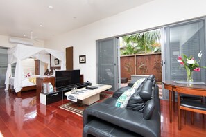 Honeymoon Villa | Living area - Kia Orana Villas and Spa (Rarotonga)