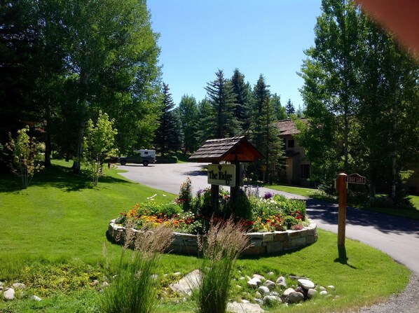 Property grounds - Eklhorn Village in Sun Valley-golf,ski,fish,hike,bike,swim,tennis,art,shop (Sun Valley)