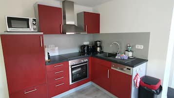 Een koelkast, een magnetron, een oven, een kookplaat