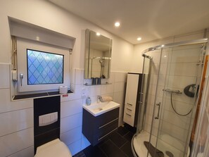 Dusche, Haartrockner, Handtücher, Seife