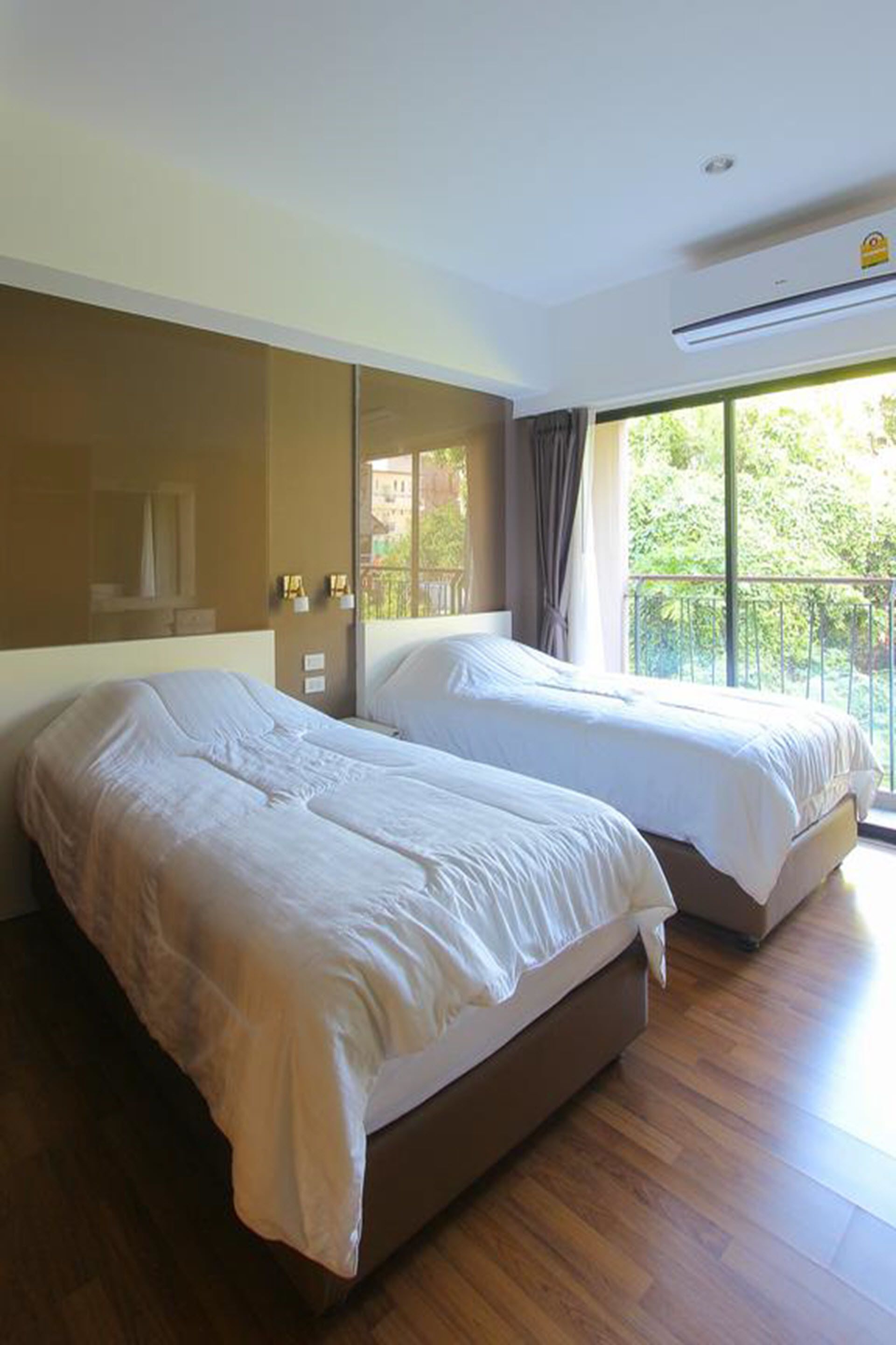 twin room | desk, blackout curtains, rollaway beds, free wifi