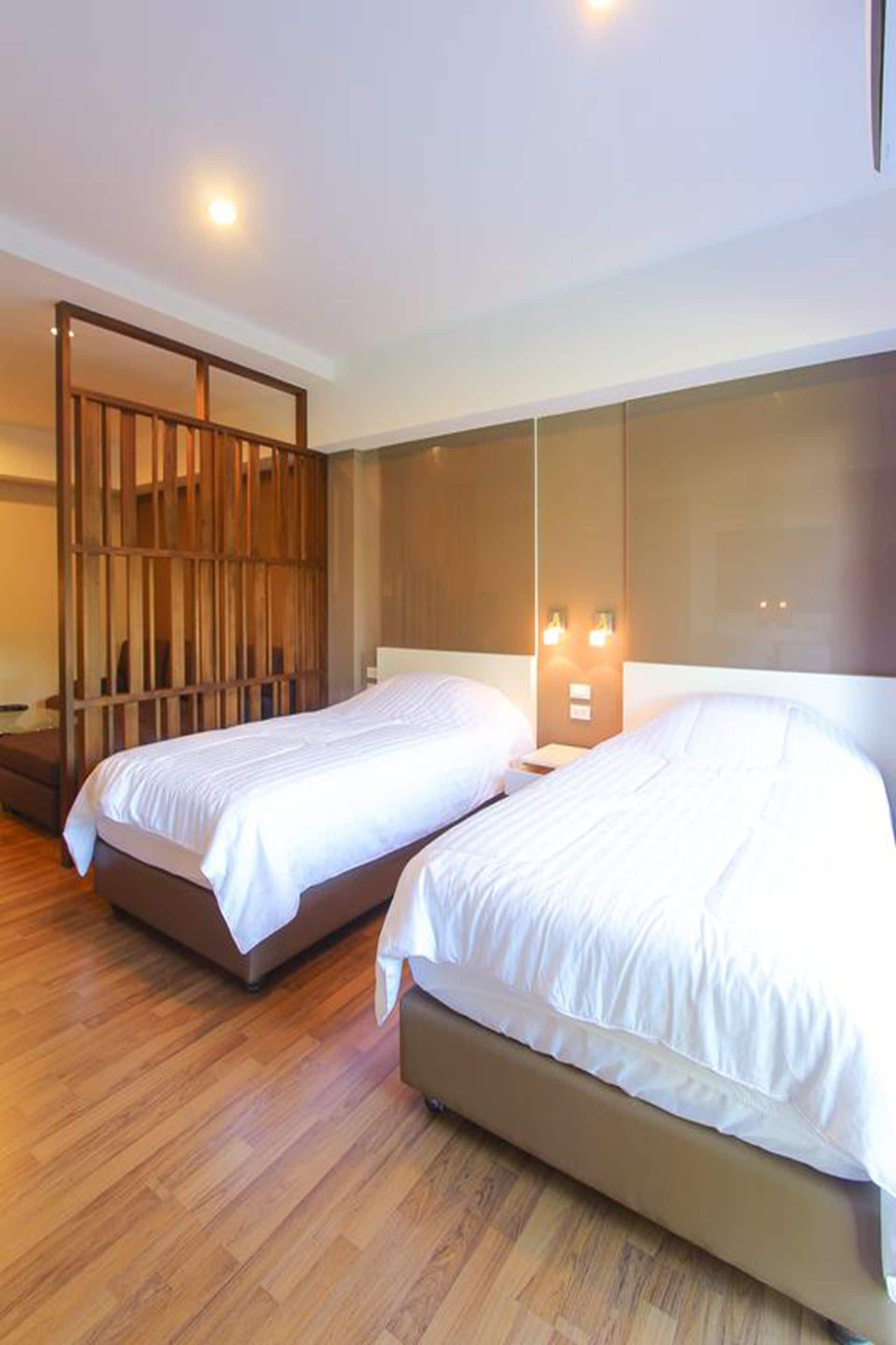 twin room | desk, blackout curtains, rollaway beds, free wifi