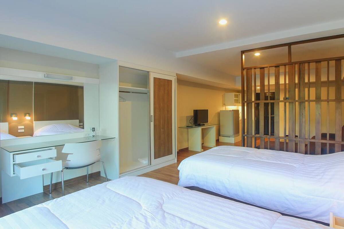 Habitación con 2 camas individuales | Escritorio, cortinas opacas, camas supletorias y wifi gratis