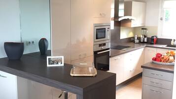 JÀÀkaappi, mikroaaltouuni, uuni, liesi