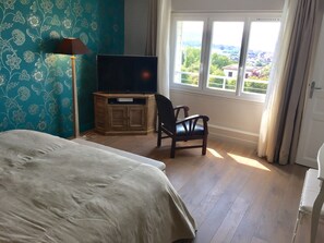 5 Schlafzimmer, Schreibtisch, Bügeleisen/Bügelbrett, kostenloses WLAN