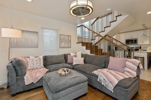 The Bryant★Hillsboro Village-walk to Vandy★Free Parking. 9 mins to downtown!