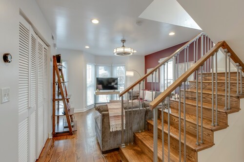 EV Charger/Safe Neighborhood★Near Downtown+Belmont+Vandy★Free Parking/Fast Wifi