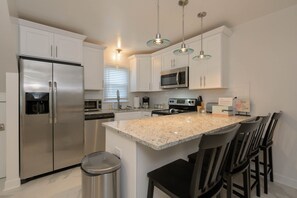 Kjøleskap, mikrobølgeovn, ovn og kokeplater