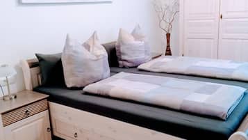 2 bedrooms, iron/ironing board, travel cot, free WiFi