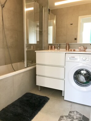 Baignoire, sèche-cheveux, serviettes fournies, savon