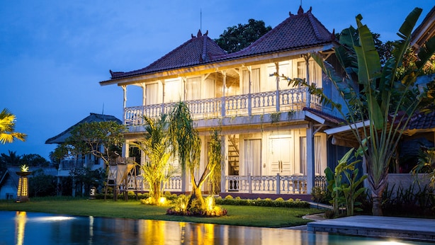 A two-story house with a balcony, surrounded by a swimming pool and tropical plants. - B Saya Villas Ubud (Ubud)