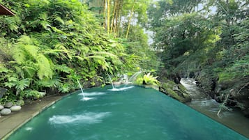 3 個室外泳池;07:00 至 21:00 開放;小屋 (收費)、泳池傘