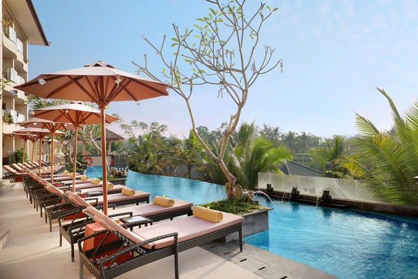 3 piscine all'aperto, cabanas (a pagamento), ombrelloni da piscina