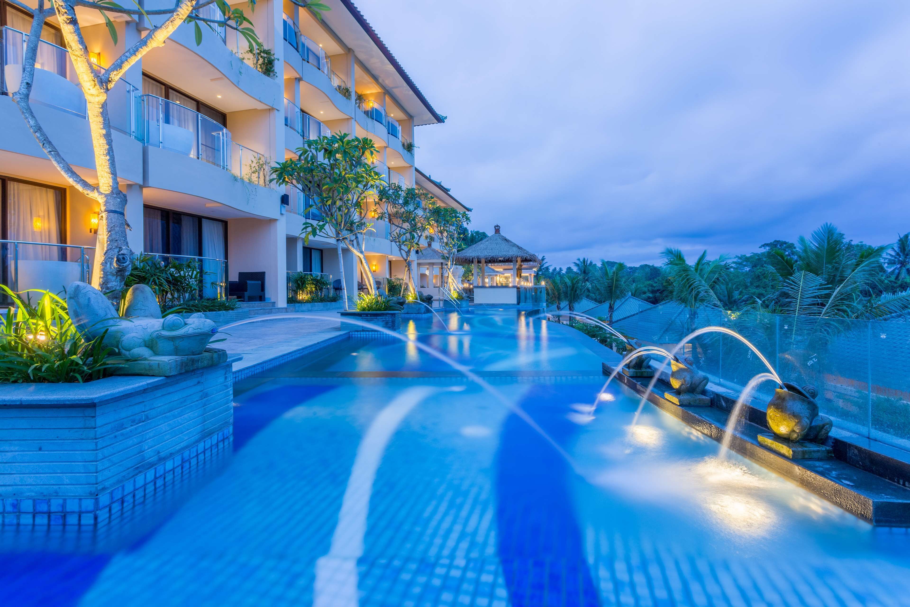 3 outdoor pools, open 7 am to 9 pm, pool cabanas (surcharge)